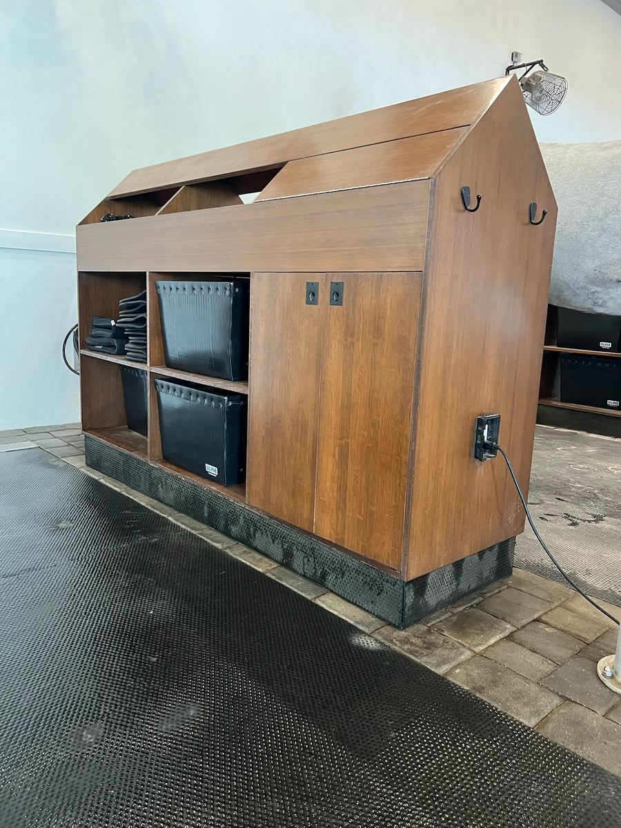 custom grooming stall station